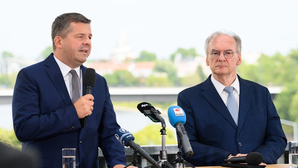 Am 7. August 2025 verkündete Reiner Haseloff, dass er den Weg frei macht für Sven Schulze (46, l.). Der derzeitige Wirtschaftsminister sollte – so hieß es damals – erst nach der Landtagswahl in die Magdeburger Staatskanzlei einziehen