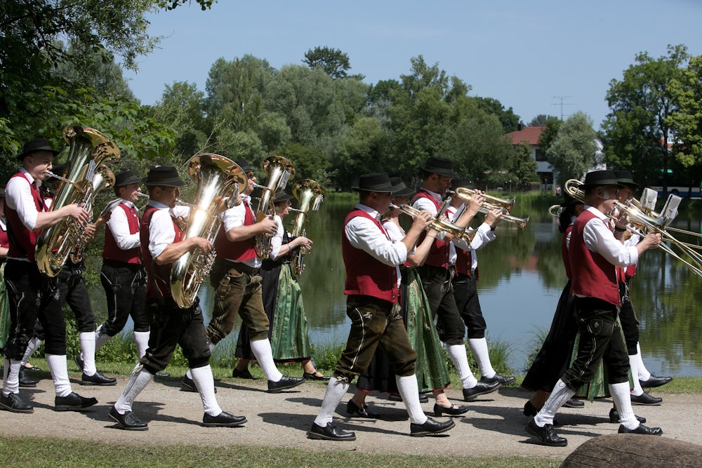 Tag der Blasmusik des Landkreises München: Hier musizieren und und marschieren Mitglieder der Blasmusik Aschheim beim Treffen in Ismaning 2024.  