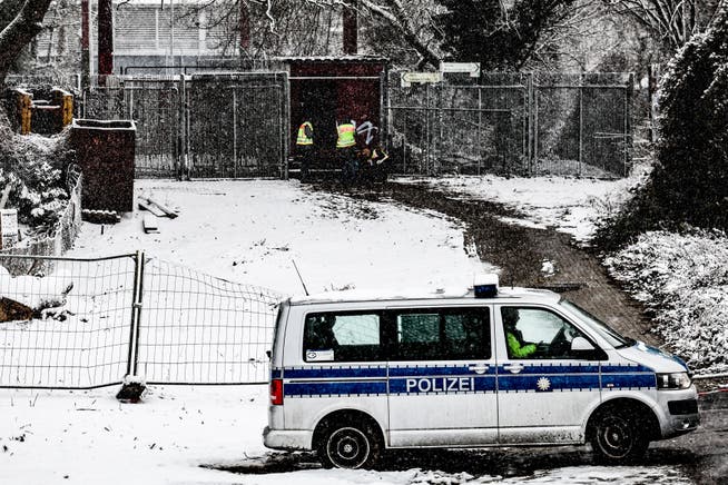 Polizeieinsatz nahe dem Heizkraftwerk Lichterfelde in Berlin nach dem Brand an einer Kabelbrücke, der einen grossflächigen Stromausfall verursachte.