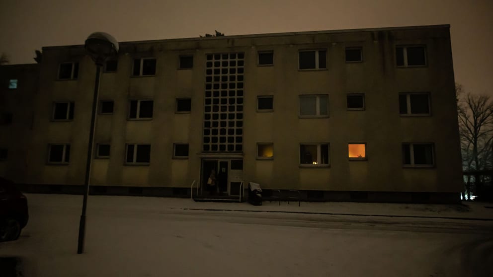 Gespenstisch liegt dieses Haus in Berlin-Zehlendorf im Dunkeln. Nur aus einem Fenster dringt Licht, vermutlich von Kerzen
