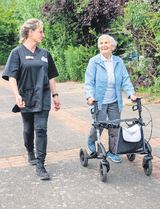 Auf die gemeinsamen Spaziergänge mit Pflegeengel Yvonne Dannenberg freut sich Helga Hess aus Schilksee immer besonders. Foto: Kieler Pflegeengel/Beat Glanzmann