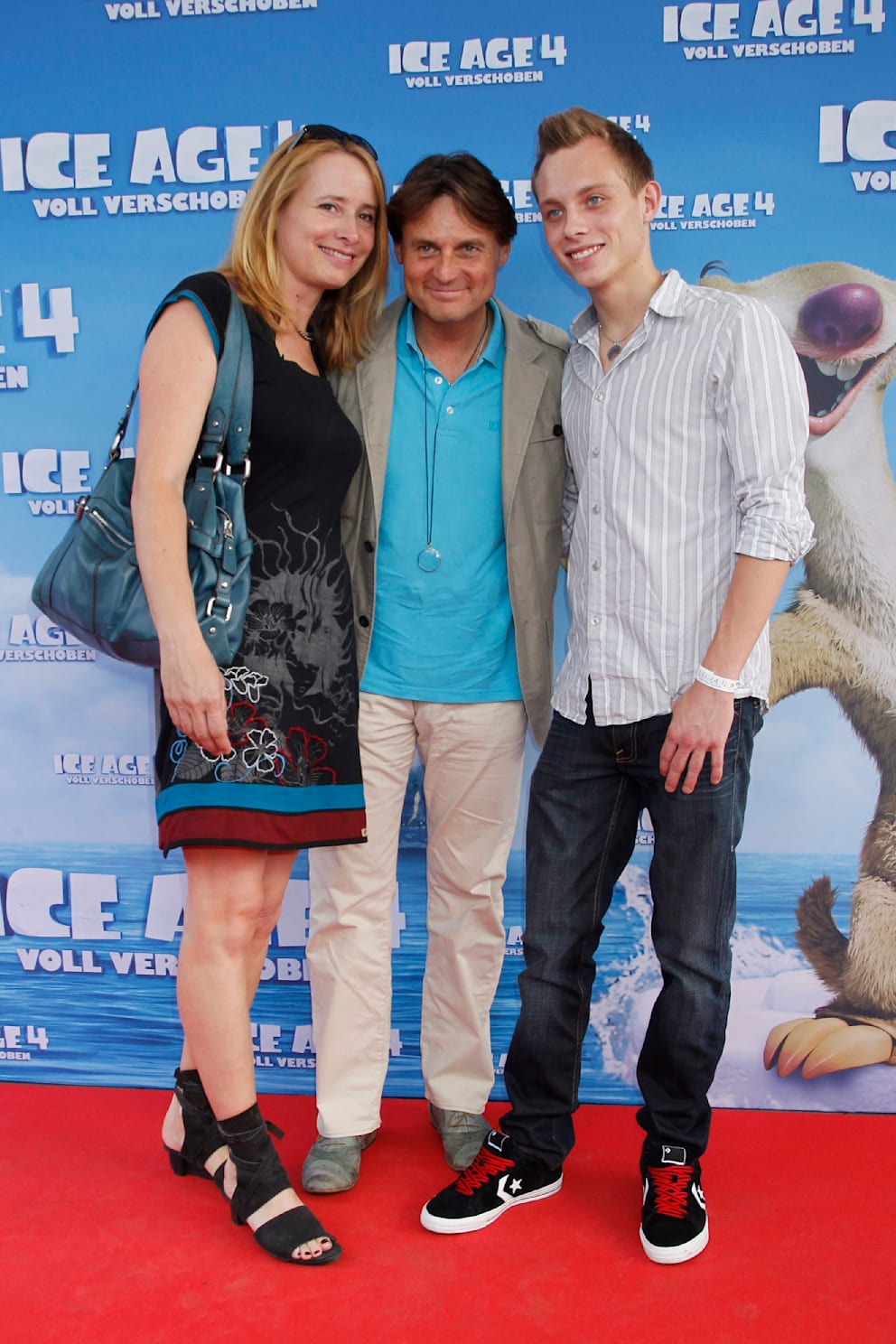 2012: GZSZ-Legende Wolfgang Bahro (damals 52) mit Ehefrau Barbara (damals 48) und ihrem gemeinsamen Sohn David (damals 20) bei der „Ice Age 4“-Premiere im Cubix Kino am Alexanderplatz in Berlin