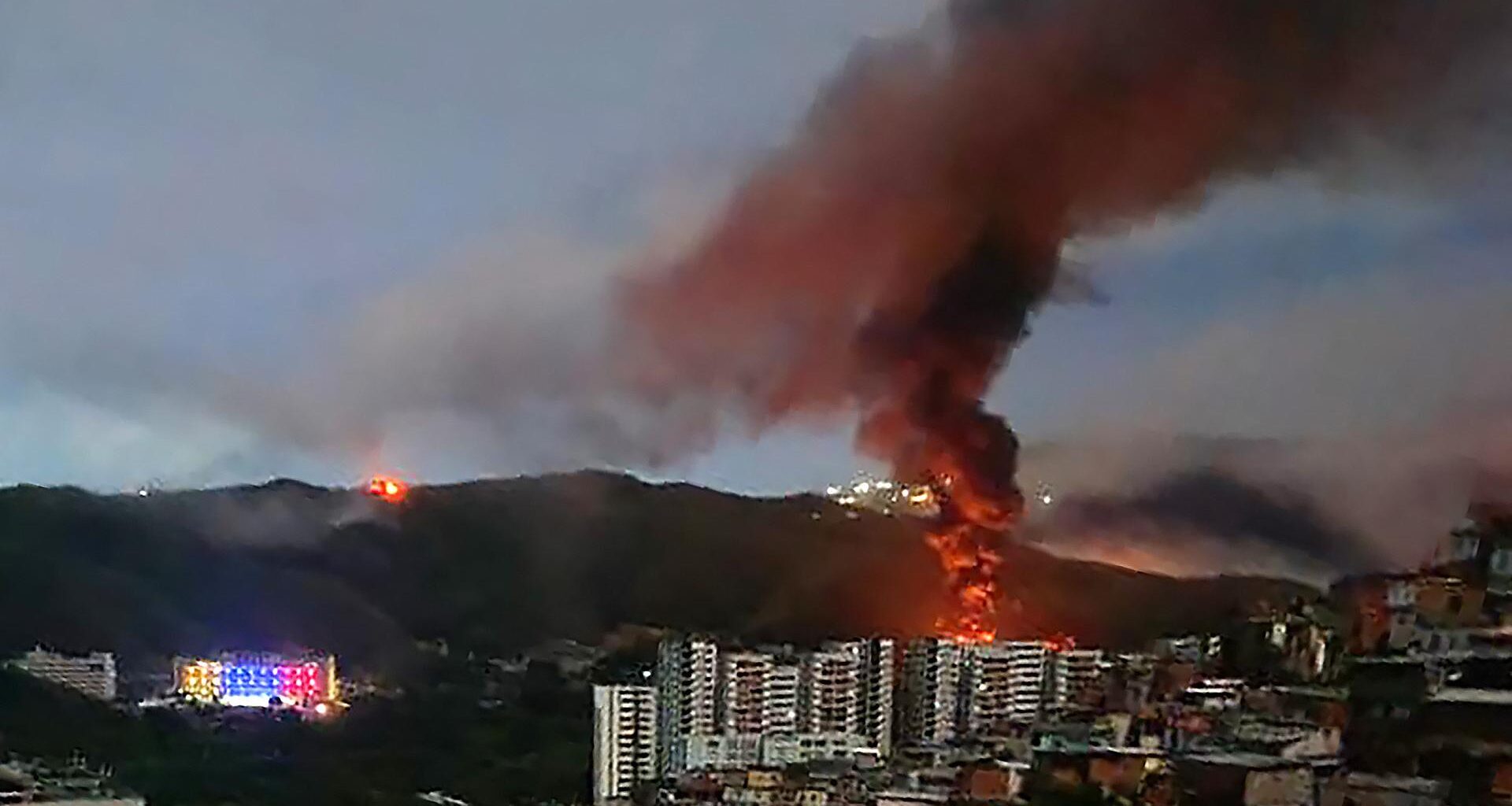 Ein Feuer auf Fuerte Tiuna, Venezuelas größtem Militärkomplex, ist nach einer Reihe von Explosionen in Caracas am 3. Januar 2026 aus der Ferne zu sehen.
