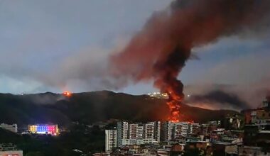 Ein Feuer auf Fuerte Tiuna, Venezuelas größtem Militärkomplex, ist nach einer Reihe von Explosionen in Caracas am 3. Januar 2026 aus der Ferne zu sehen.