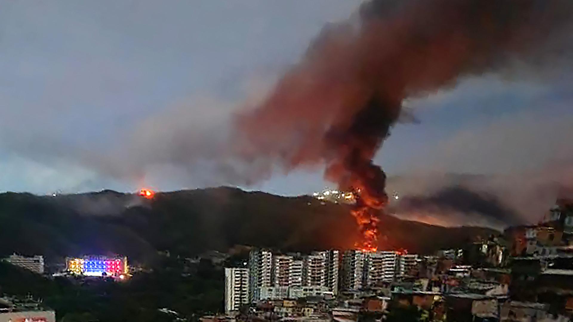 Ein Feuer auf Fuerte Tiuna, Venezuelas größtem Militärkomplex, ist nach einer Reihe von Explosionen in Caracas am 3. Januar 2026 aus der Ferne zu sehen.