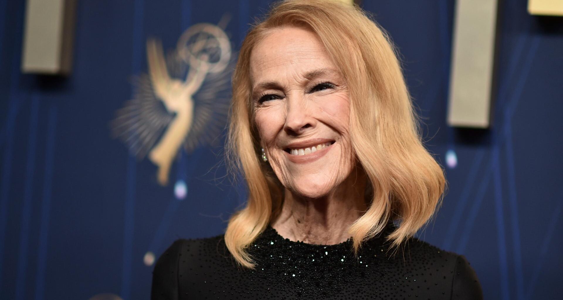 Catherine O'Hara lächelt in die Kamera.