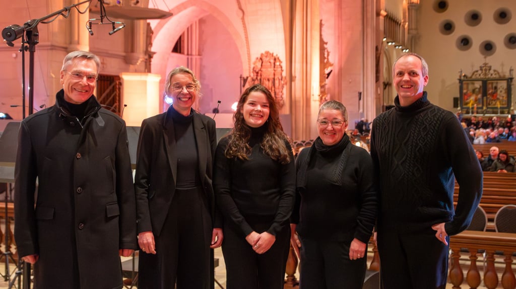 Martin Dirking, Sabine Giesbert, Katharina Pago, Katharina Losinzky und Alexander Lauer (von links) im Altarraum des St.-Paulus-Doms, während sich dieser für eine weitere Aufführung von „Luminiscence“ langsam füllt.