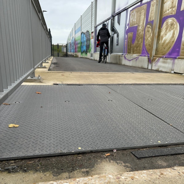 Die Dehnungsfugen wurden mit Blechen abgedeckt, die Überfahrt mit dem Rad ist nun deutlich ungefährlicher.