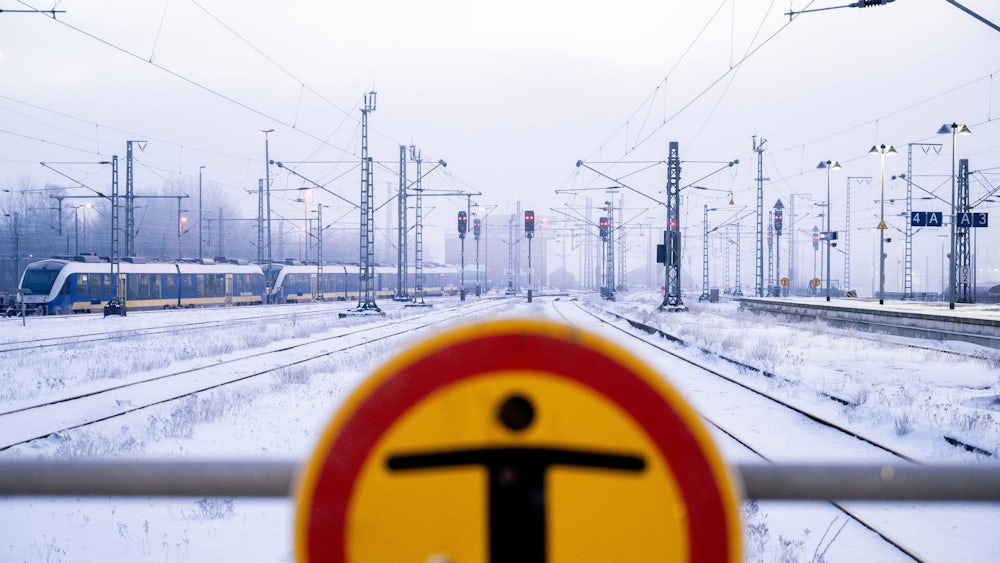 Im Bahnverkehr kommt es wegen des frostigen Winterwetters weiter zu Behinderungen.