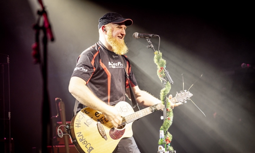 Unterstützt wurde Torfrock von Mac Piet, der mit seiner Mischung aus Folk, Rock und norddeutscher Gelassenheit den perfekten Auftakt lieferte.