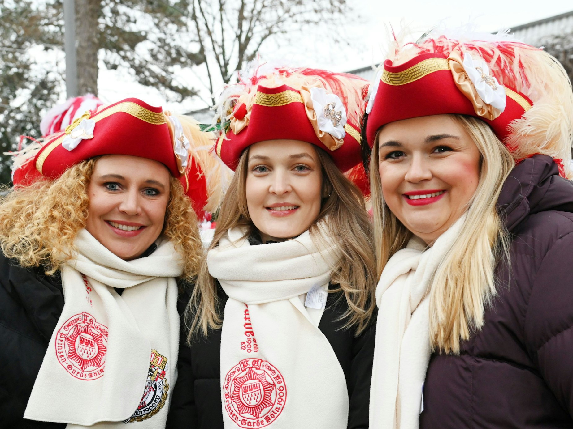 Das designierte Kölner Dreigestirn der Session 2026 im Karneval zieht in die Hofburg ein.