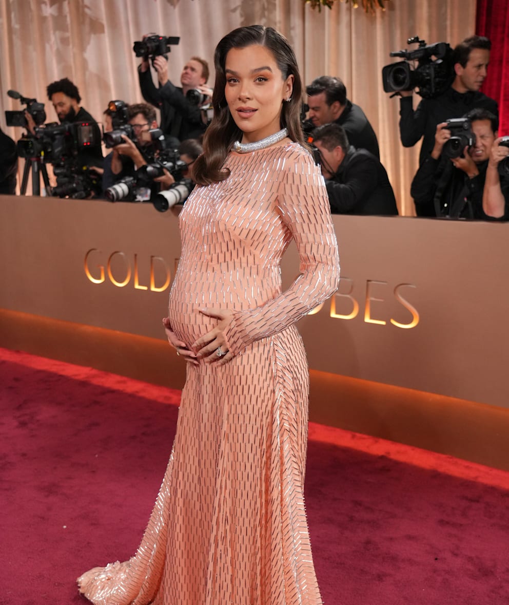 Sie kam mit einem Plus Eins auf den roten Teppich: die schwangere Schauspielerin Hailee Seinfeld