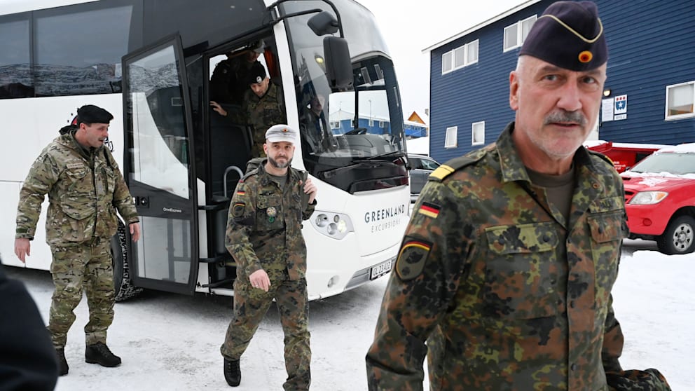 Soldaten der Bundeswehr unter der Leitung von Flotillenadmiral Stefan Pauly (rechts) am Freitag in Nuuk