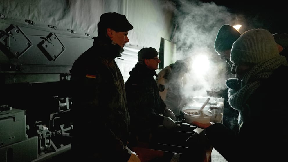 Weil die Menschen in den betroffenen Stadtteilen nicht kochen konnten, verteilte die Bundeswehr heißen Eintopf