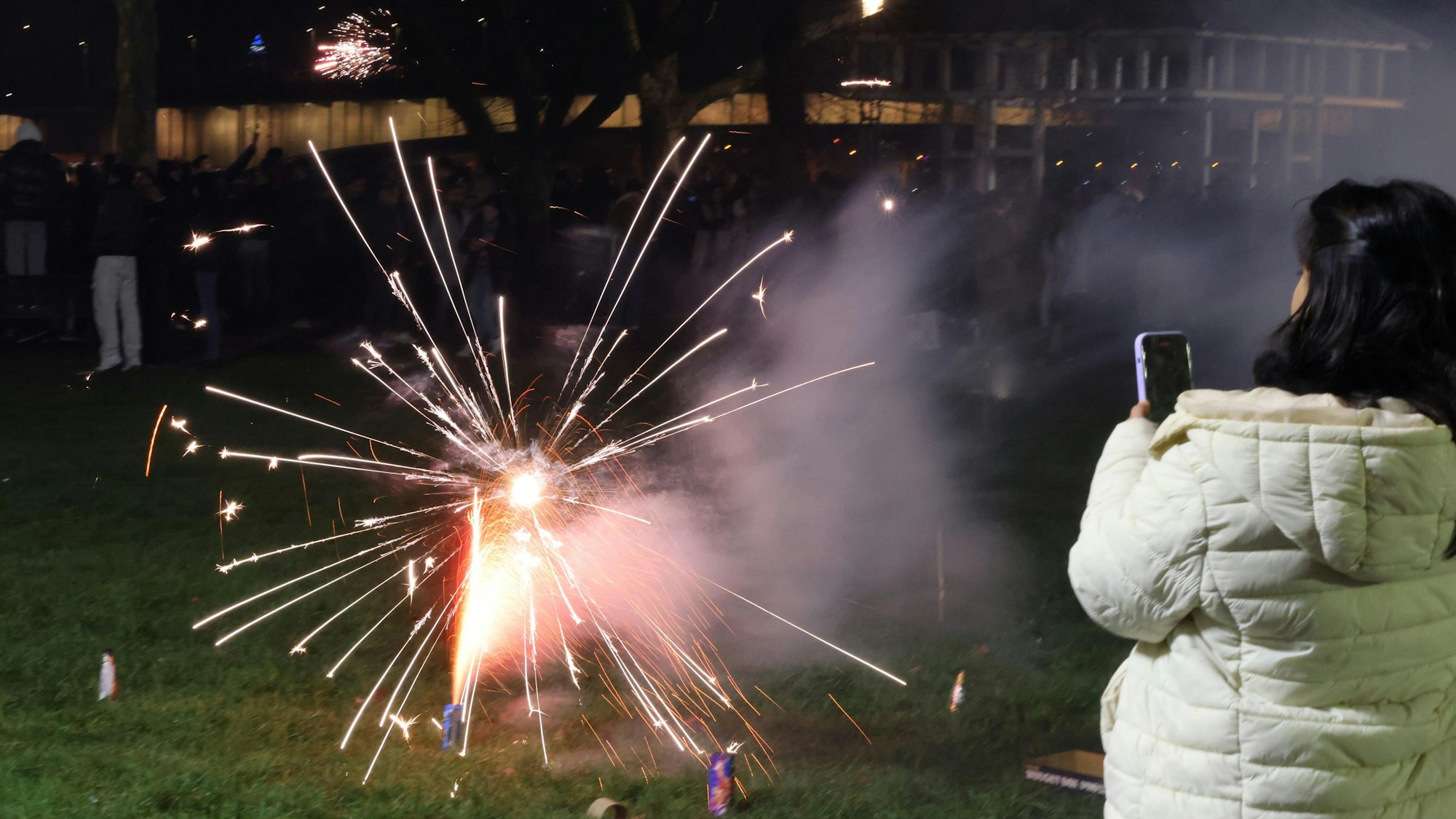 Eine Frau fotografiert eine Rakete