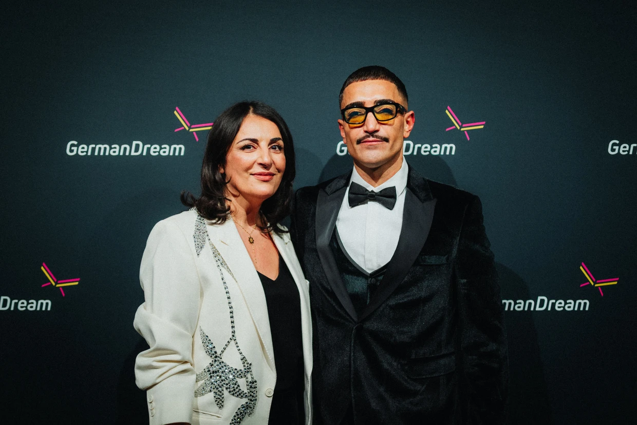 Cem Anhan mit der Journalistin und Menschenrechtsaktivistin Düzen Tekkal am Montag