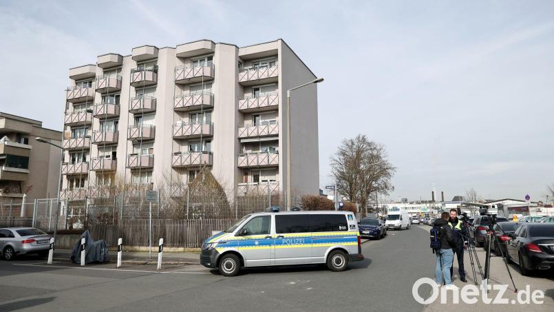 In einem Mehrfamilienhaus in Nürnberg hat ein Polizist im vergangenen März auf einen 38-Jährigen geschossen und ihn tödlich verletzt. (Archivbild) Bild: Daniel Löb/dpa