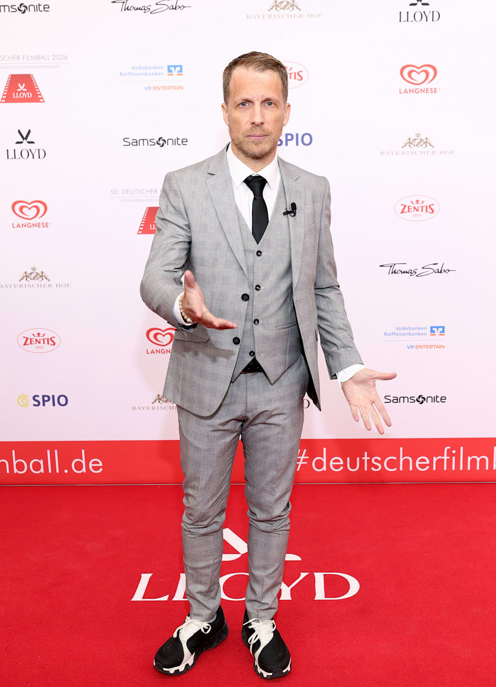 Typischer Blick: war was? Ja, Oliver Pocher (47) kam in Anzug und Turnschuhen statt Smoking. Er zu BILD: „Ich kann mir das leisten.“ Die Damen lagen ihm zu Füßen, vor allem wegen seines Charmes und seinem Witz