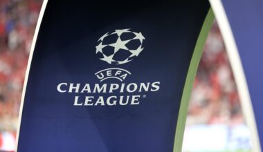 Zu sehen ist ein Stück des blauen Bogens, durch den Spieler bei Champions League-Spielen einlaufen, mittig ist das Logo der UEFA Champions League.