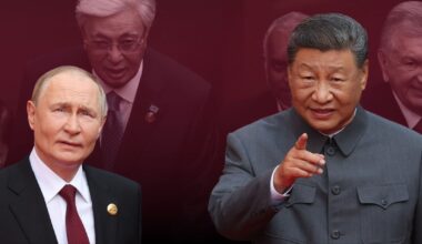Der russische Präsident Wladimir Putin (links) gibt dem chinesischen Präsidenten Xi Jinping während eines Treffens in der Großen Halle des Volkes in Peking am 2. September 2025 die Hand