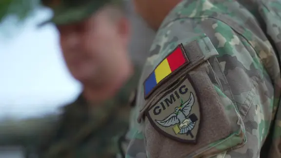 Ein Abzeichen einer rumänischen CIMIC-Soldatin.