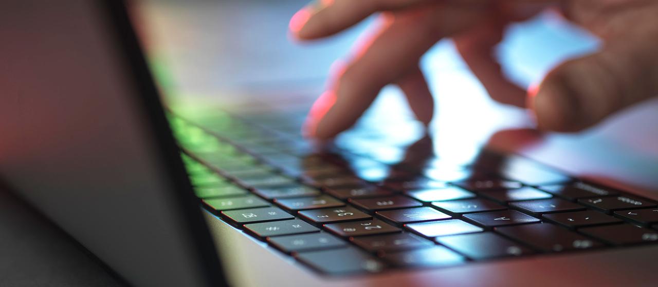 Hand auf einer Laptop-Tastatur | picture alliance / Westend61 Hand auf einer Laptop-Tastatur