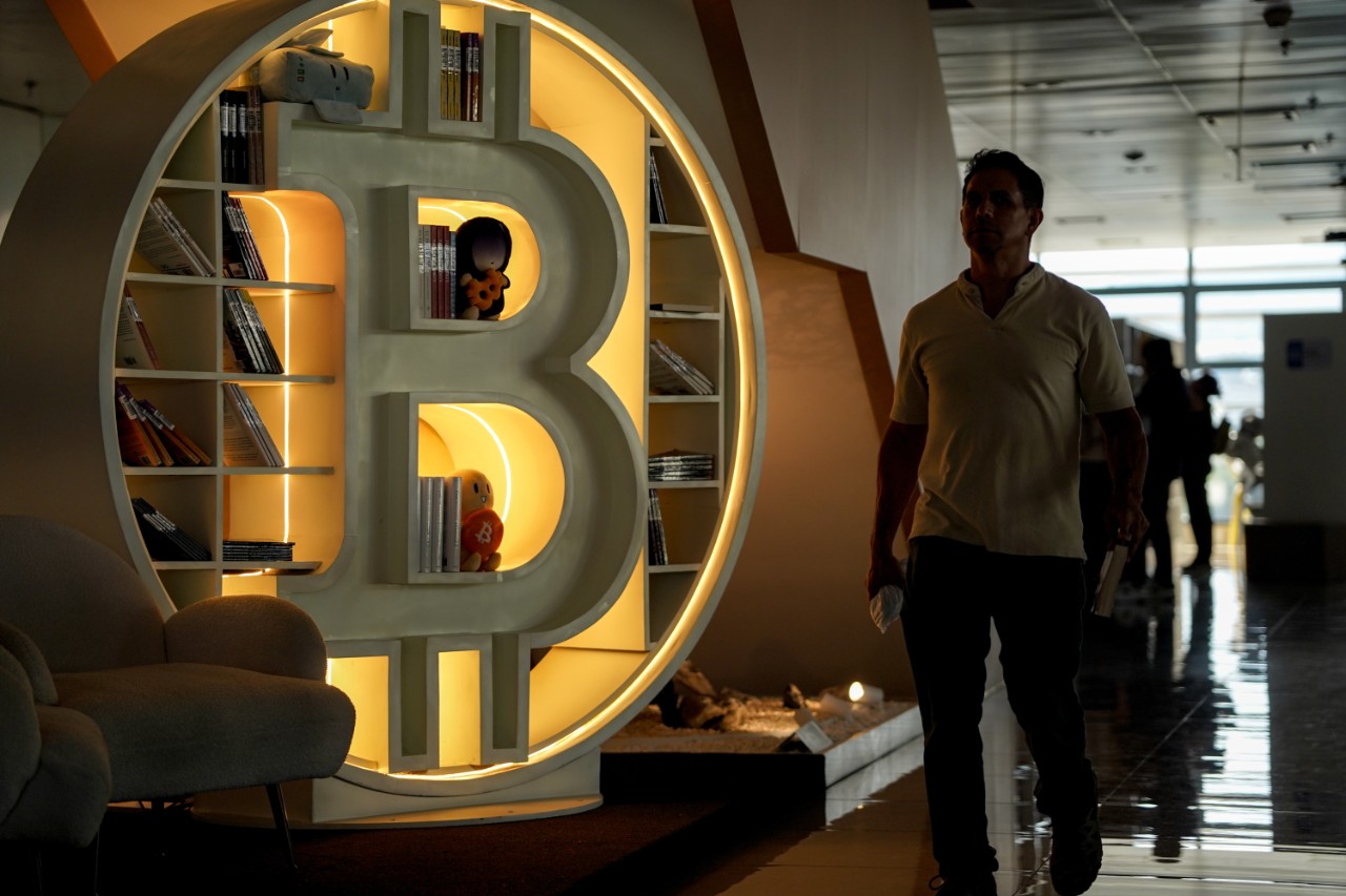 Bitcoin Kurs steigt über 93.000 Dollar – Konflikt zwischen USA und Venezuela im Blick