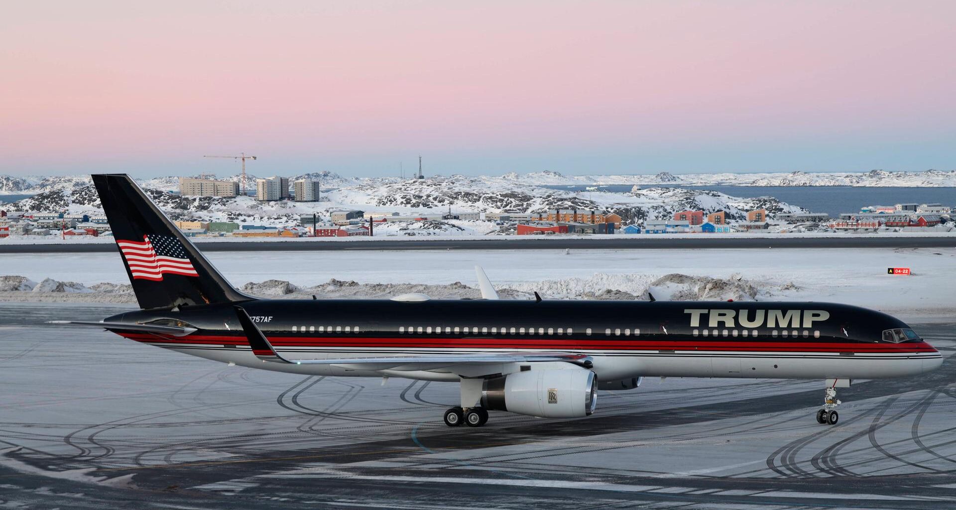 Flugzeug mit Aufschrift "Trump" auf dem Rollfeld in Nuuk, Grönland, am 7.1.2025