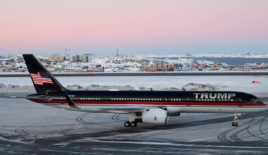Flugzeug mit Aufschrift "Trump" auf dem Rollfeld in Nuuk, Grönland, am 7.1.2025