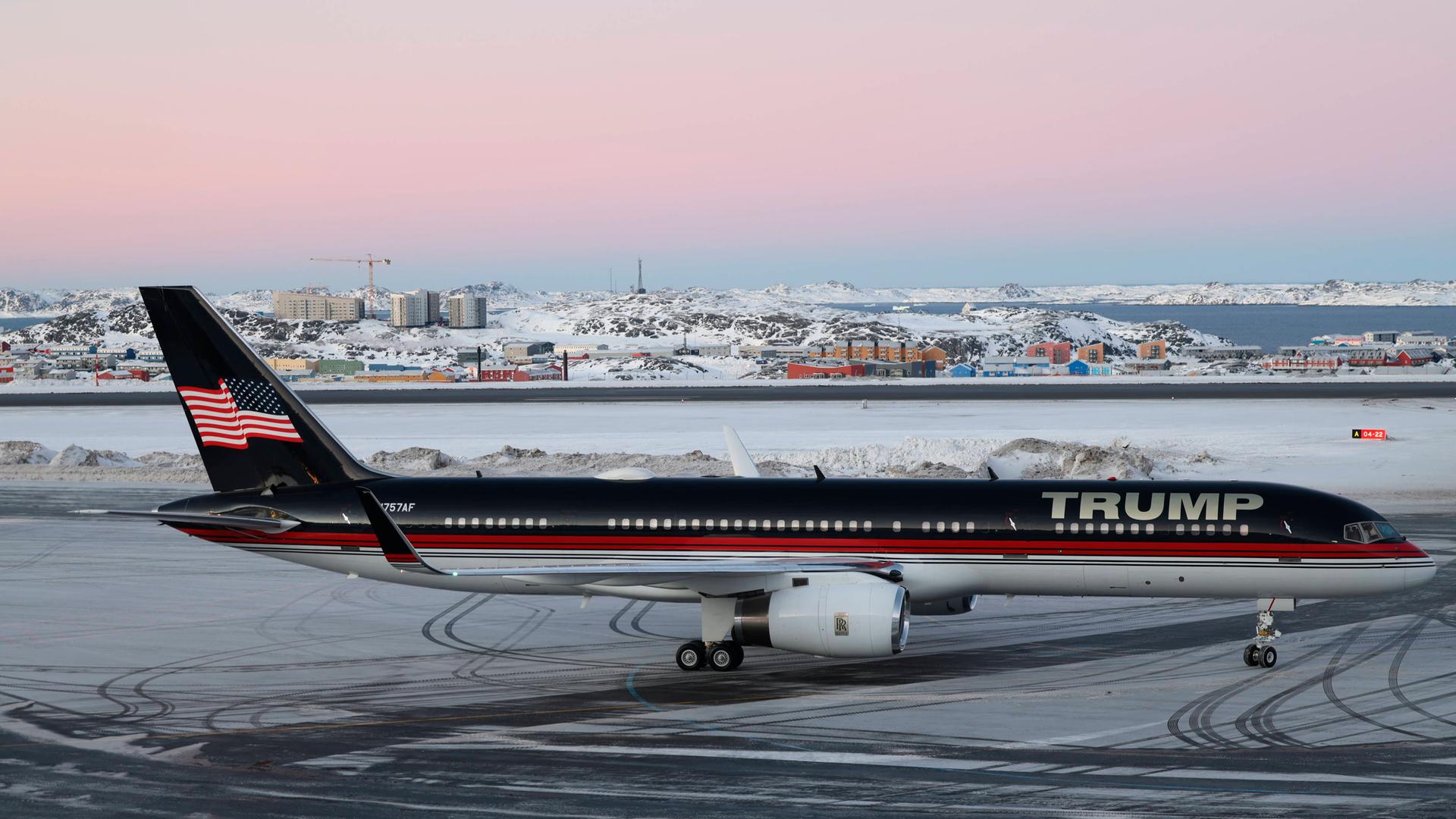 Flugzeug mit Aufschrift "Trump" auf dem Rollfeld in Nuuk, Grönland, am 7.1.2025 Flugzeug mit Aufschrift "Trump" auf dem Rollfeld in Nuuk, Grönland, am 7.1.2025