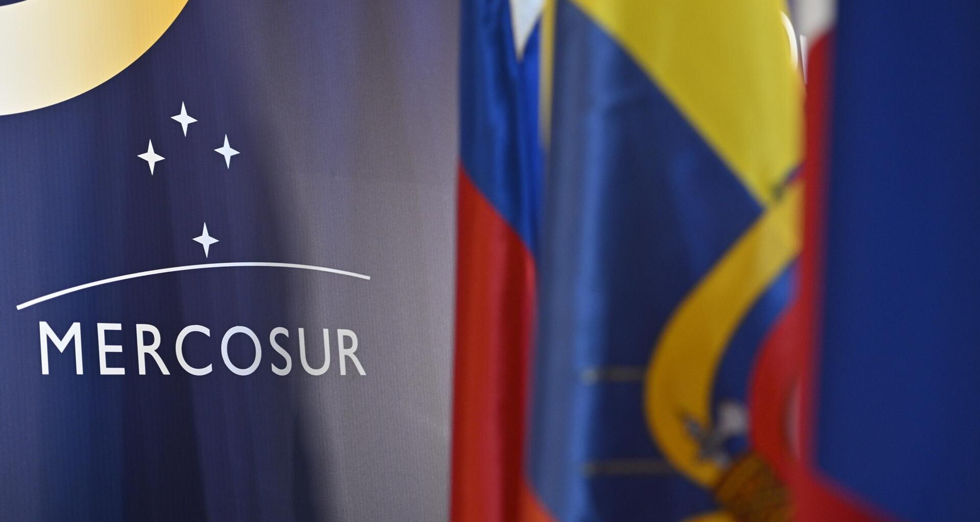 Das Logo des Mercosur ist an einer Wand hinter Flaggen der Mercosur-Mietglieder am Rande des Gipfels des Wirtschaftsbündnisses zu sehen