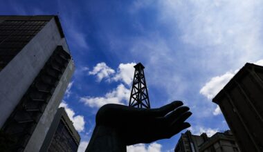 Detail einer Statue zum Thema Erdöl in Caracas, Venezuela; 05.01.2026