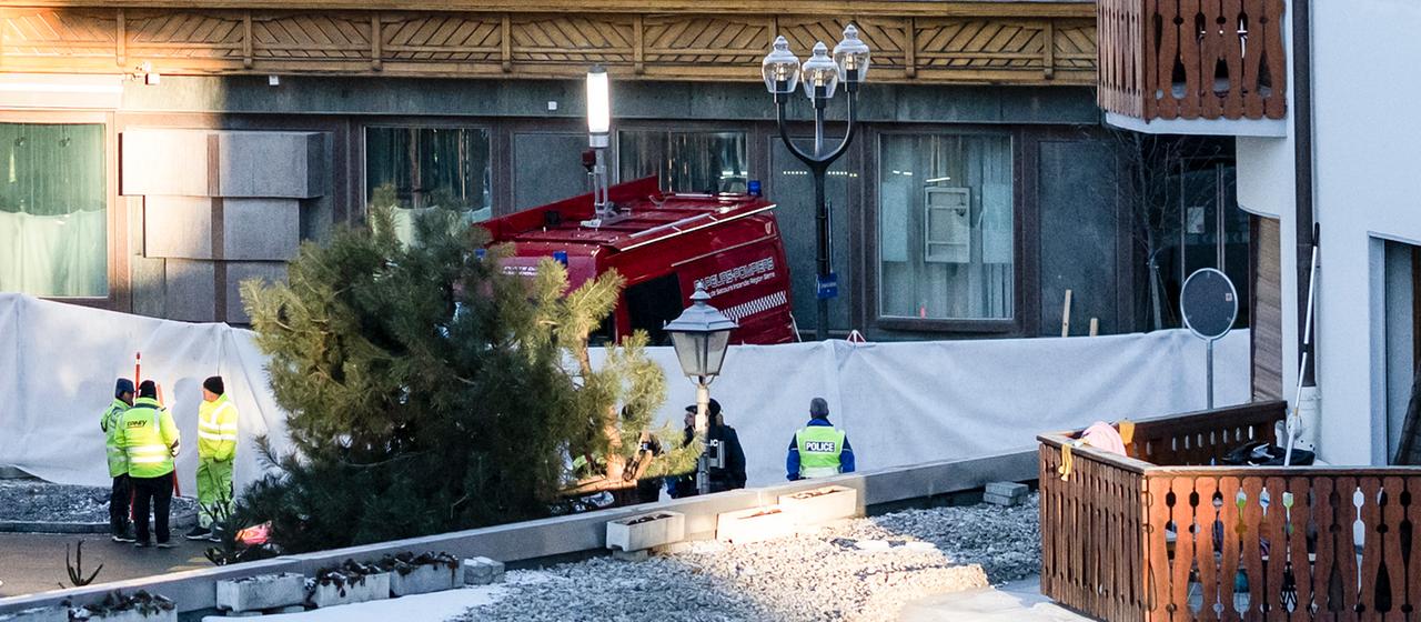 Rettungskräfte in Crans-Montana | EPA Rettungskräfte in Crans-Montana