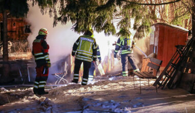 Laubenbrand bei Eiseskälte - Feuerwehr in Thalheim im Einsatz