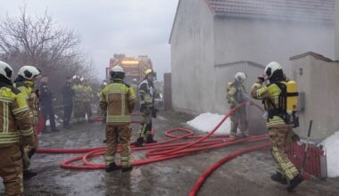 Feuerwehr löscht Brand auf Gehöft in Schönborn