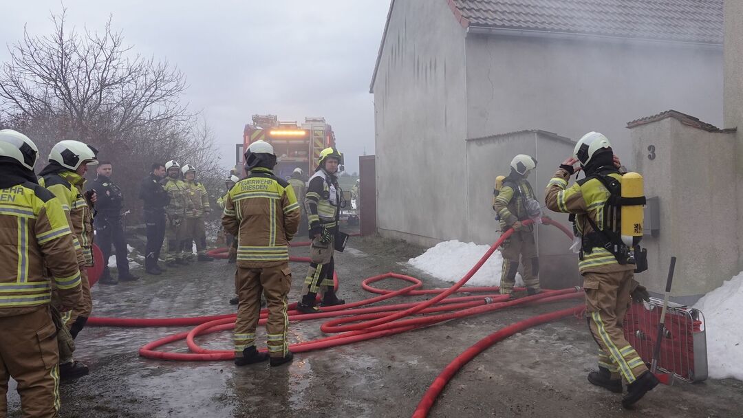 Feuerwehr löscht Brand auf Gehöft in Schönborn