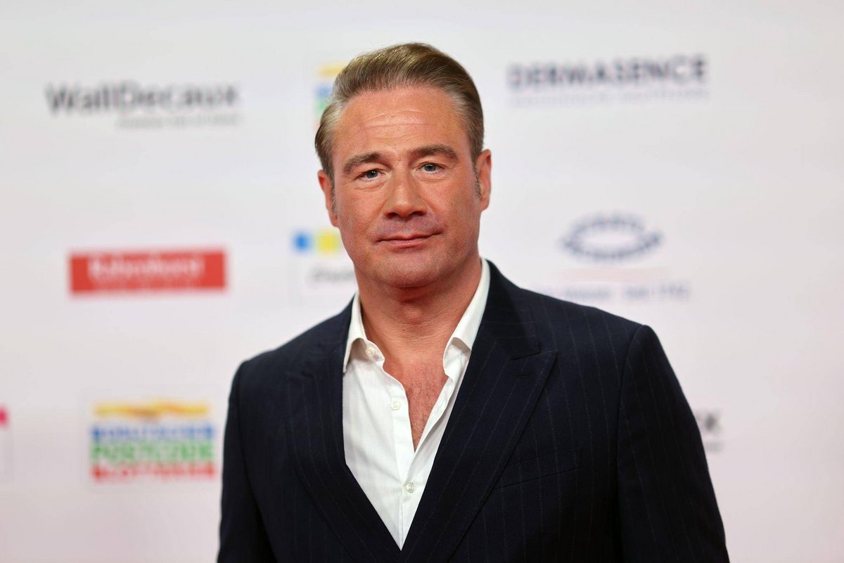 Berlin | Sänger Sasha bringt sein Kind mit Golfcart zur Schule