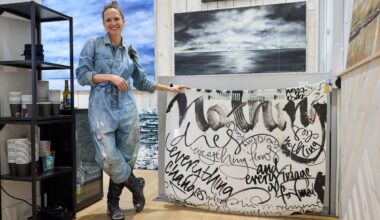 Hamburg | Eleganz in Tinte: Kalligraphin schreibt für Chanel & Co.