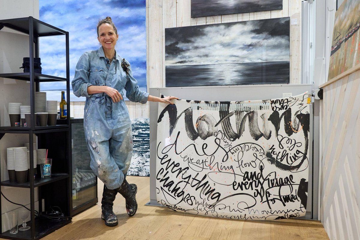 Hamburg | Eleganz in Tinte: Kalligraphin schreibt für Chanel & Co.