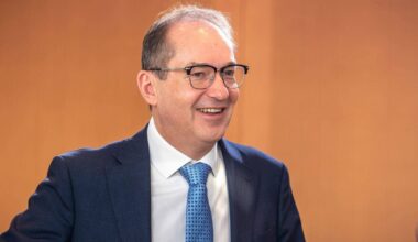 Berlin | Dobrindt fordert mehr Befugnisse für Verfassungsschutz