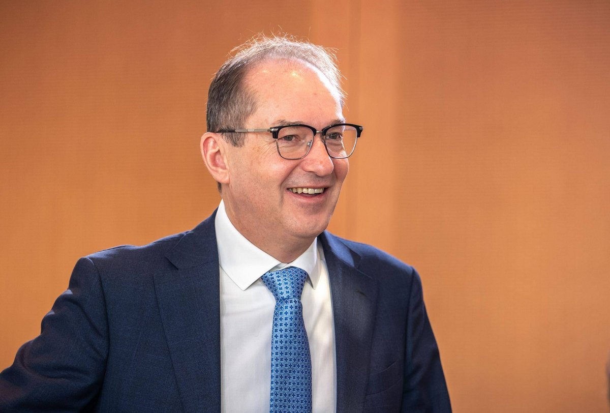 Berlin | Dobrindt fordert mehr Befugnisse für Verfassungsschutz