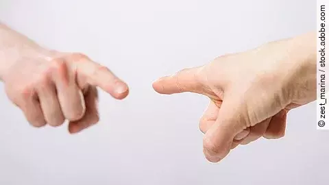 Fingerzeig Zwei Finger zeigen gegenseitig aufeinander