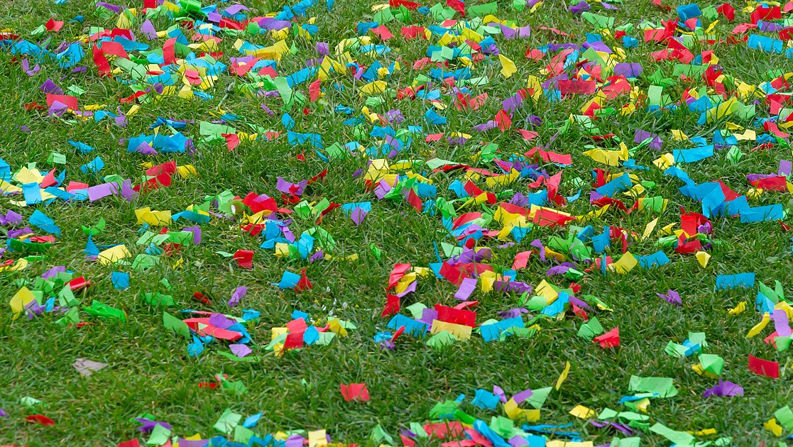 OLG Köln zum Karneval: Konfettikanone macht Garten dreckig