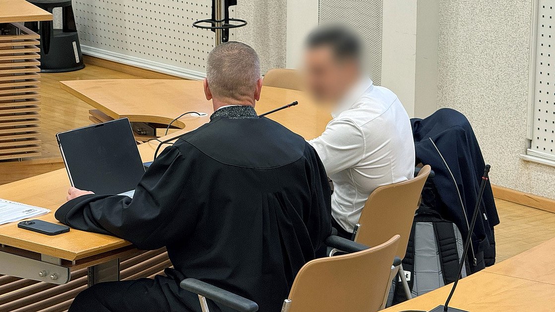 Polizist schiebt Beschuldigtem Gras unter