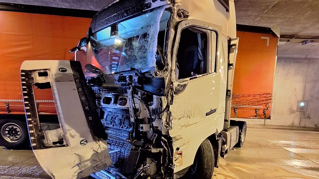 LKW legt A17-Tunnel bei Dresden lahm