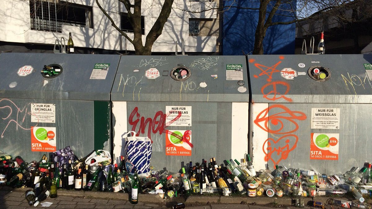 Bielefeld: Altglascontainer überlastet nach Silvester