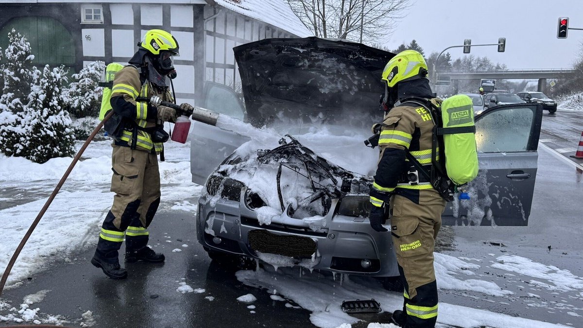 Herford: Brennendes Auto sorgt für Sperrung
