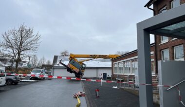Spenge: Mast von Autokran auf Sparkasse gekracht