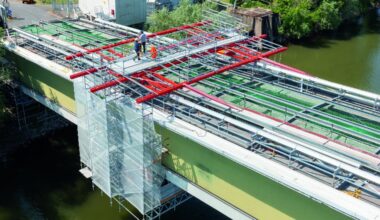 Hängegerüste ermöglichen Sanierung bei laufendem Betrieb