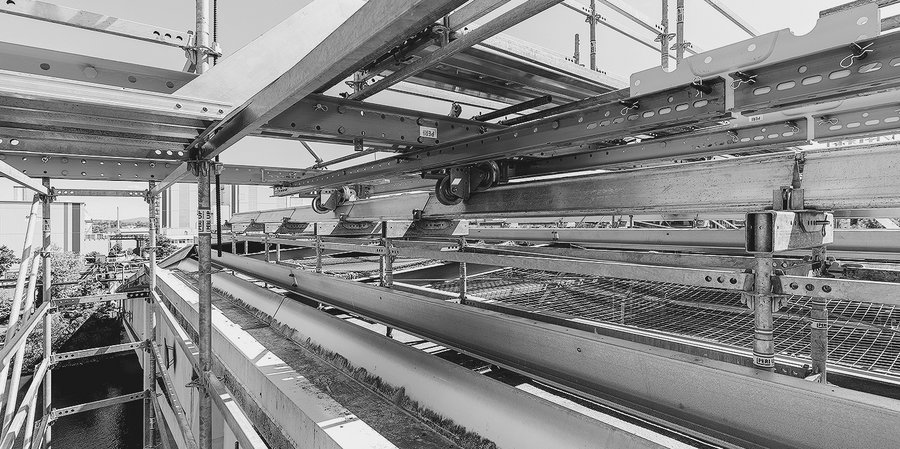 Fahrwerk und -schiene der LGS-Wetterschutzdachlösung ergänzten das auf PERI UP und VARIOKIT basierende Gerüstkonzept. Peri Instandhaltung Abbruch